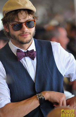 Ashton Kutcher usa gravata borboleta para ir a corrida de cavalos