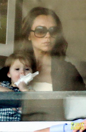 Victoria Beckham e Harper são clicadas em jogo de David
