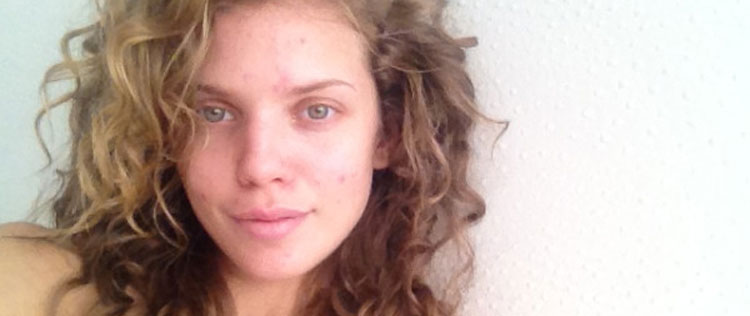 AnnaLynne McCord posta foto sem maquiagem