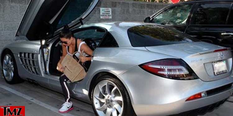 Kim Kardashian usa carro de Kanye West