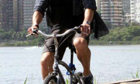 Jared Padalecki pedala na praia do Rio de Janeiro