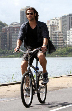 Jared Padalecki pedala na praia do Rio de Janeiro
