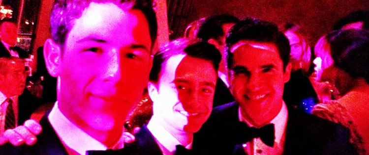 Nick Jonas posa com Daniel Radcliffe e Darren Criss