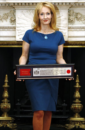 Autora de <i>Harry Potter</i> poderá carregar espada por Londres. Entenda!
