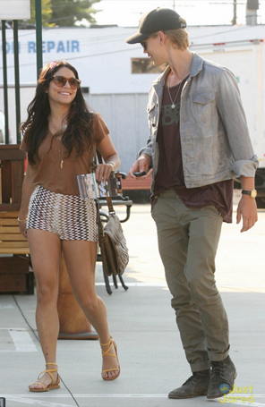 Vanessa Hudgens é clicada com o namorado