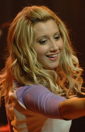 Ashley Tisdale mostra suas habilidades na internet