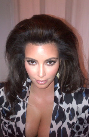- <i>Tem leite nesses peitos?</i>, diz irmã de Kim Kardashian sobre foto dela com decotão