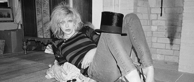 Courtney Love convida Lindsay Lohan para entoar cânticos