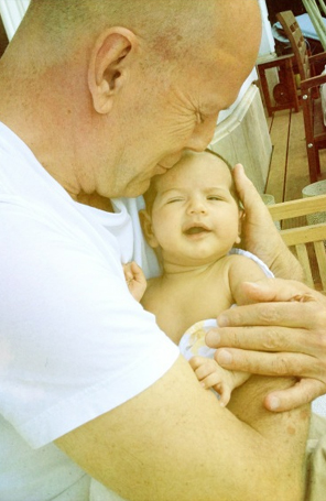 Bruce Willis e Emma Heming divulgam foto da filha