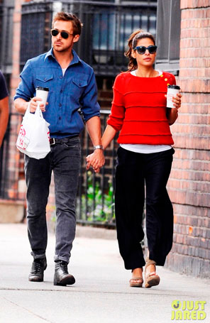 Eva Mendes e Ryan Gosling passeiam de mãos dadas