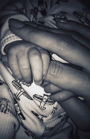 Alessandra Ambrósio posta foto com o neném