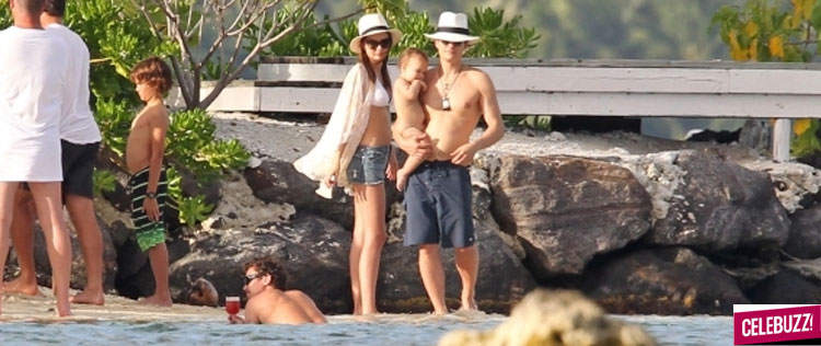 Miranda Kerr passeia com Orlando Bloom e filho nas praias de Bora Bora