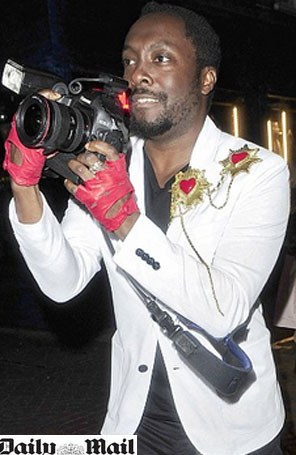 will.i.am pega câmera de fotógrafo e vira <i>paparazzi</i>