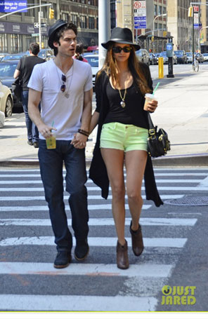 Nina Dobrev e Ian Somerhalder andam de mãos dadas