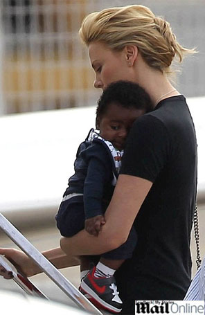 Charlize Theron leva filho para Londres em um jato particular