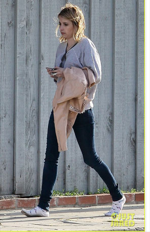 Emma Roberts anda só de meia pela rua