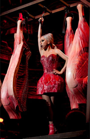 Veja foto do novo vestido de Lady Gaga feito de carne