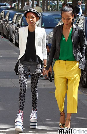 Veja foto de Willow Smith usando plataforma