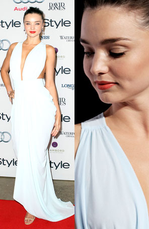 Miranda Kerr usa peça decotada em evento de moda