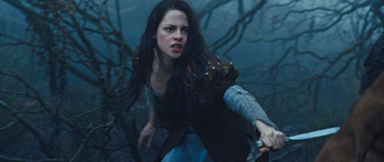 Robert Pattinson ama Kristen Stewart como Branca de Neve