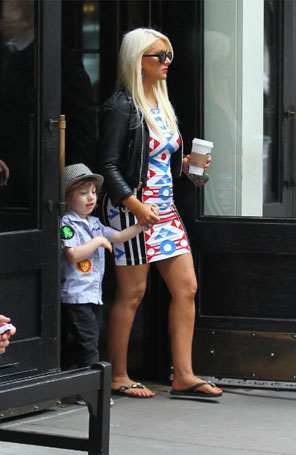 De chinelos, Christina Aguilera passeia com herdeiro
