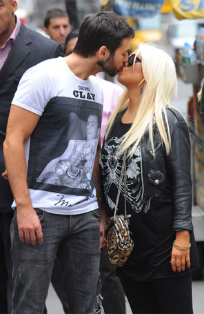Christina Aguilera dá selinho no namorado 