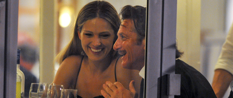 Sean Penn é clicado com modelo