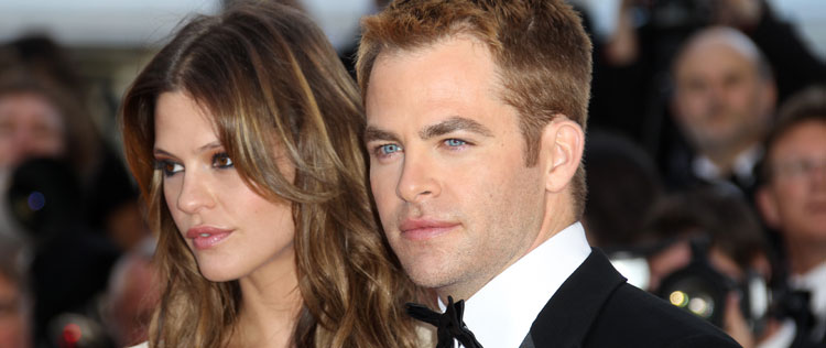 Chris Pine estreia no tapete vermelho ao lado da modelo Dominique Piek