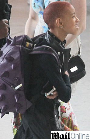 Willow Smith é clicada com novo visual em aeroporto