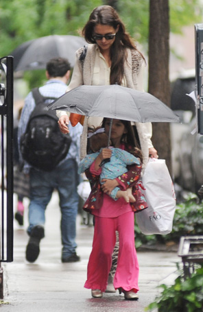 Suri Cruise segura boneca em passeio
