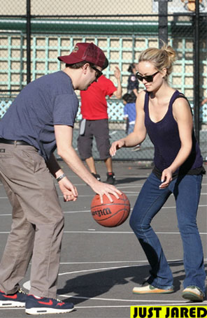 Olivia Wilde e Jason Sudeikis jogam basquete em Nova York
