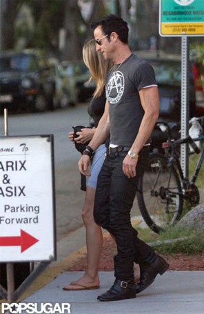 Jennifer Aniston e Justin Theroux comemoram um ano de namoro