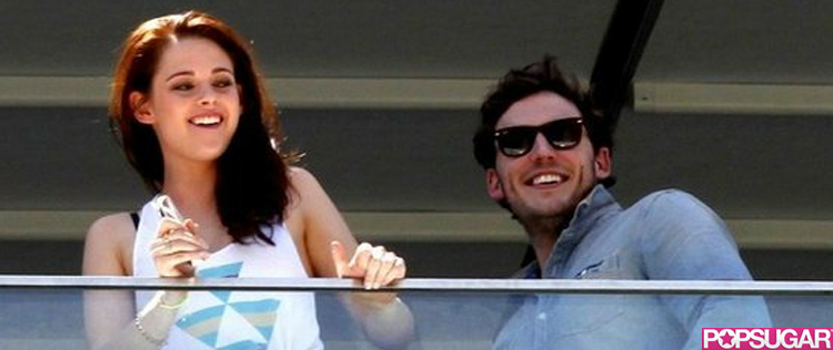 Kristen Stewart e Sam Claflin acenam de sacada no México