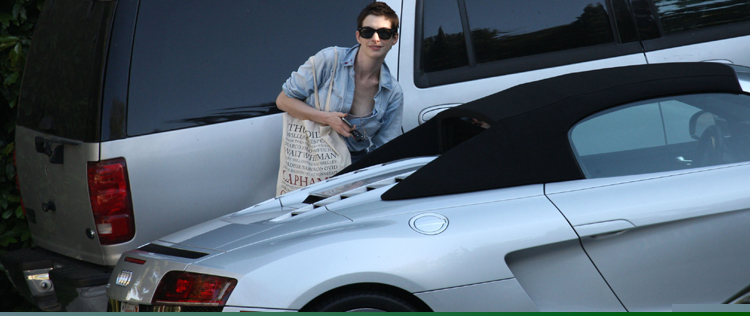 Anne Hathaway compra um conversível