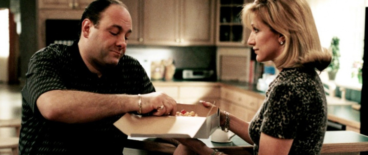 Edie Falco gostaria de levar James Gandolfini para <i>Nurse Jackie</i>