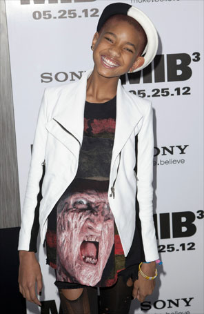 Willow Smith usa estampa de personagem de terror