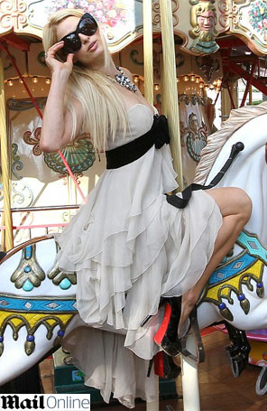 Paris Hilton fotografa em carrossel