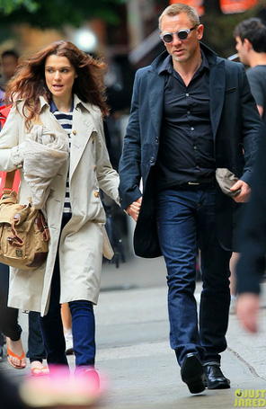 Daniel Craig passeia de mãos dadas com Rachel Weisz
