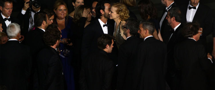 Rodrigo Santoro cochicha no ouvido de Nicole Kidman em <i>première</i>