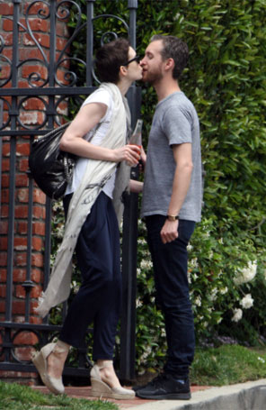 Anne Hathaway dá selinho no noivo