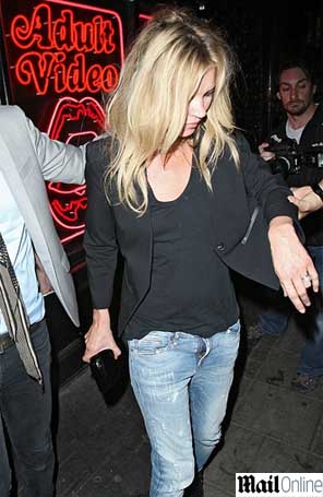 Kate Moss é flagrada com zíper aberto