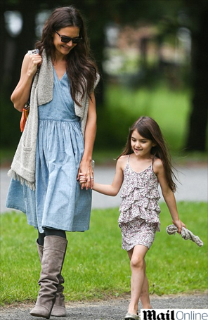 Katie Holmes passeia com Suri Cruise em parque em Connecticut