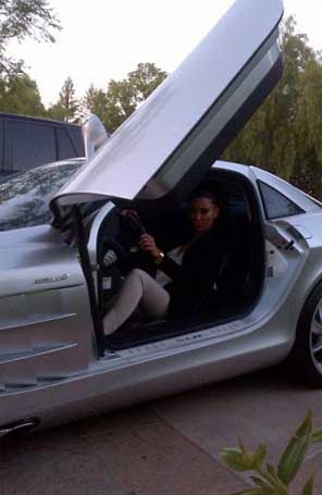 Kim Kardashian publica foto em carro de luxo