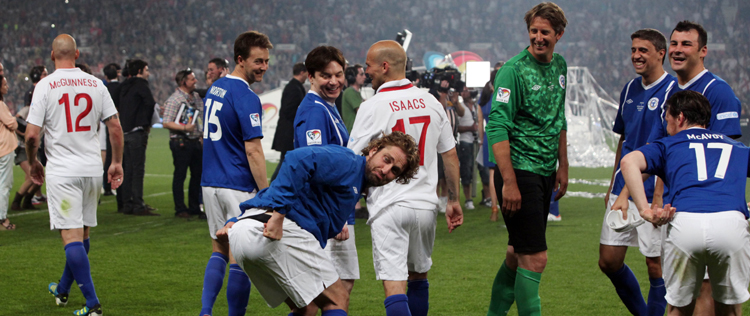 Gerard Butler participa de jogo beneficente