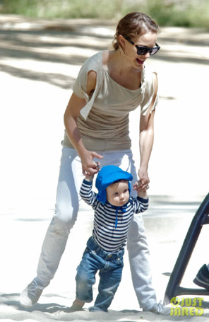 Natalie Portman ajuda filho a andar