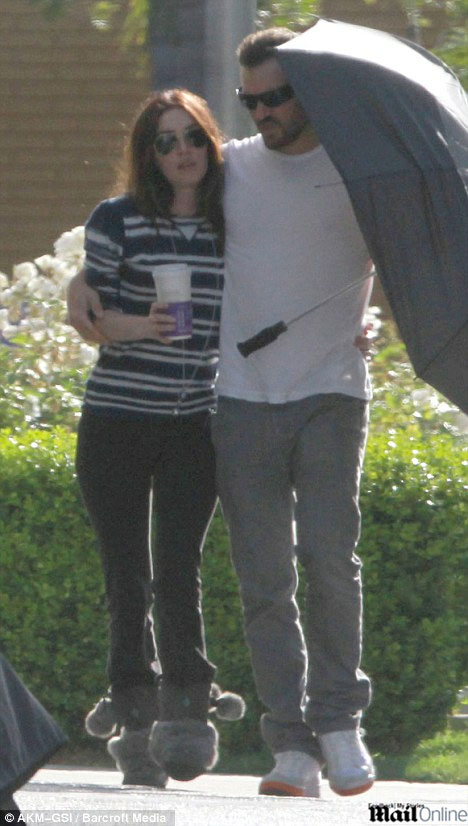 Brian Austin Green se mostra protetor em passeio com Megan Fox