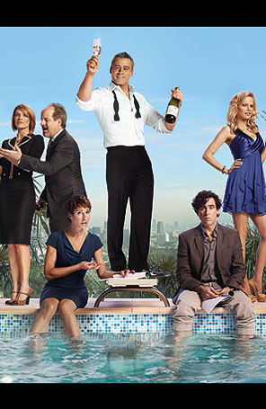 Matt LeBlanc faz festa na piscina em novo cartaz de <i>Episodes</i>