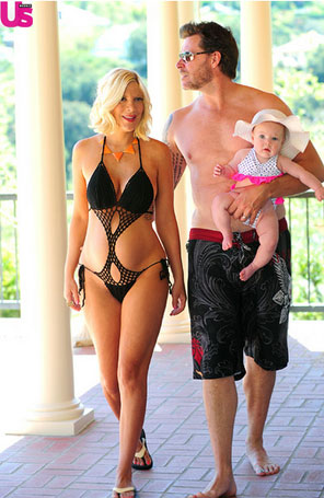 Grávida, Tori Spelling aposta em maiô <i>sexy</i>