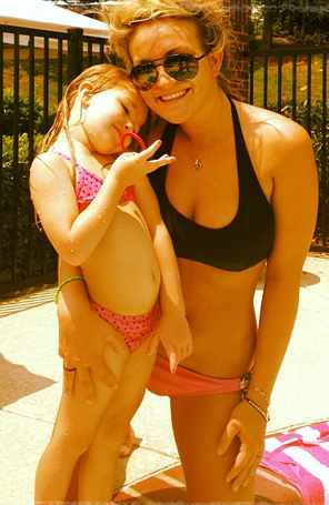 De biquíni, Jamie Lynn Spears posta foto com a filha