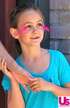 Filha de Courtney Cox usa falsos cílios cor de rosa